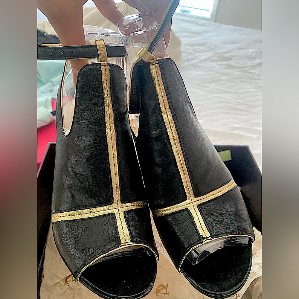 VC signature heels, in great condition